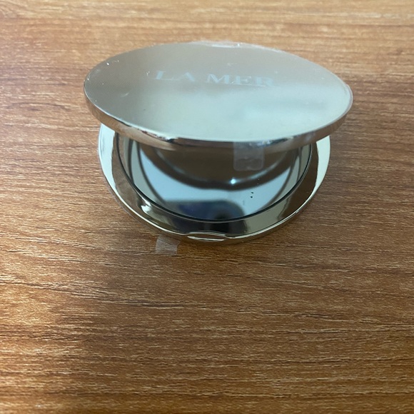 NEW La Mer Golden Round Compact Makeup Mirror - Picture 2 of 2